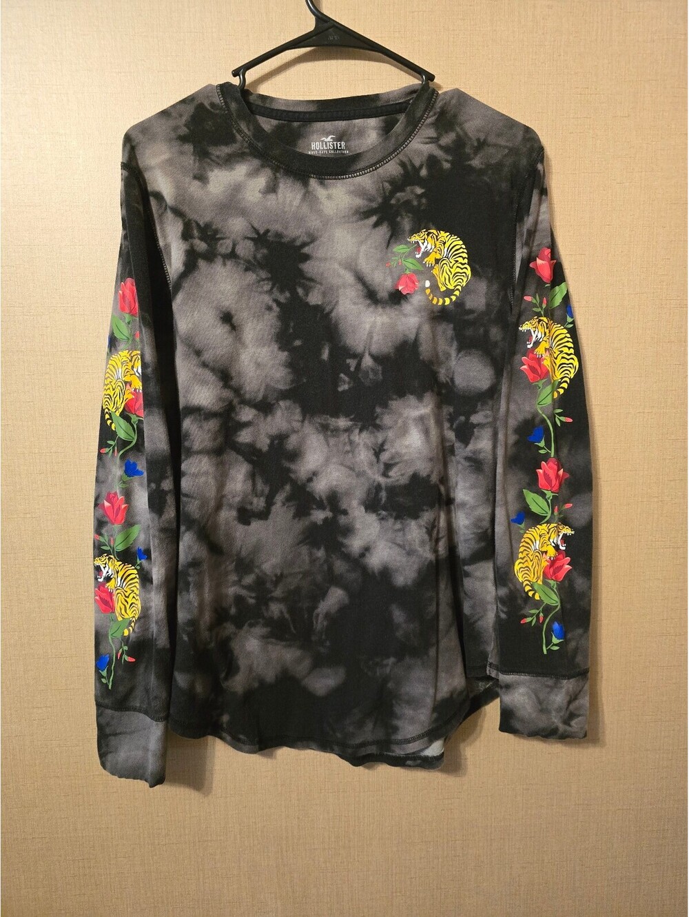 Hollister Must-Have Collection Black Tie-Dye Curved Hem Long-Sleeve Tiger Roses